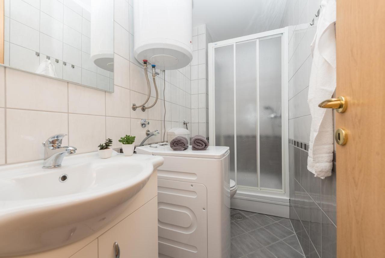 Deluxe 3 Bedroom Apartment With Sea View Baška Voda Exteriör bild
