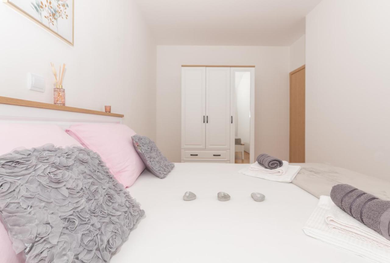 Deluxe 3 Bedroom Apartment With Sea View Baška Voda Exteriör bild