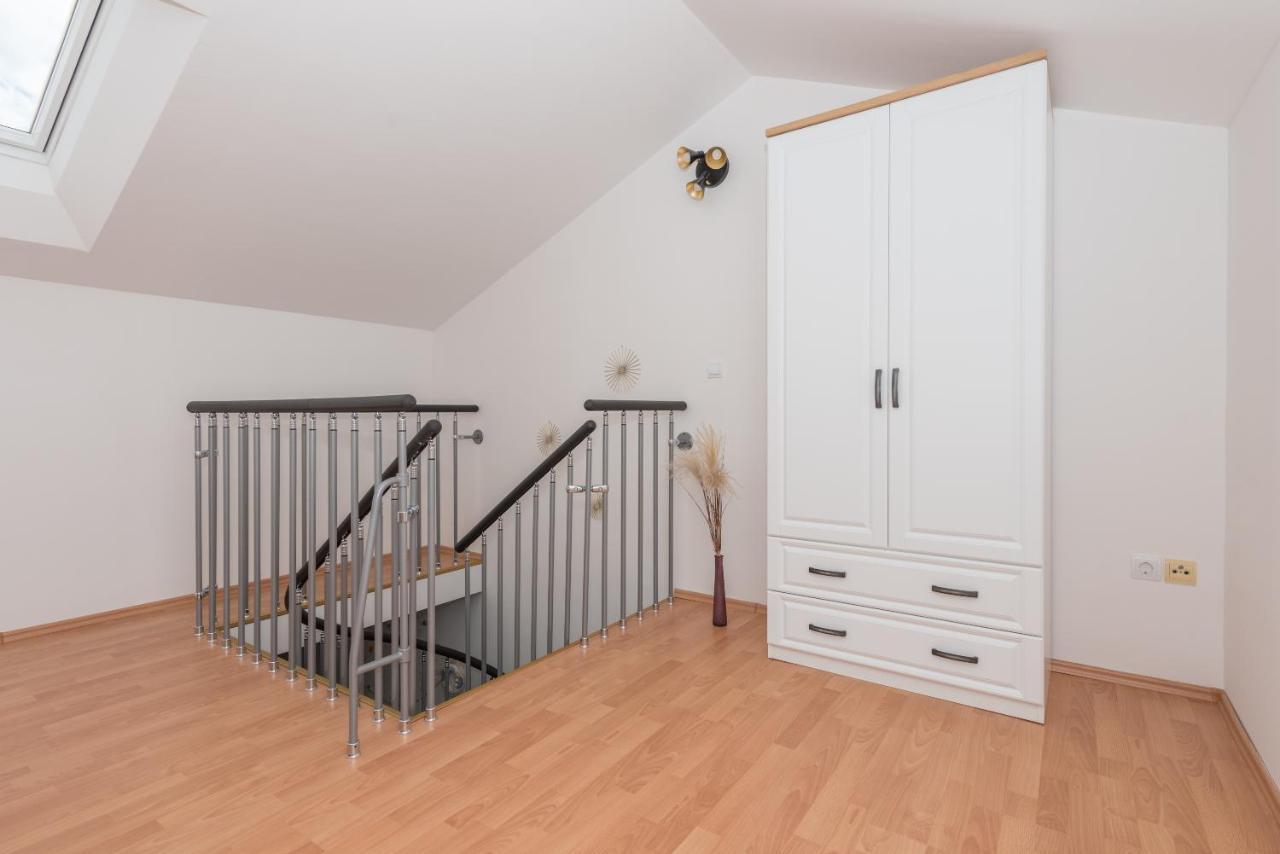 Deluxe 3 Bedroom Apartment With Sea View Baška Voda Exteriör bild