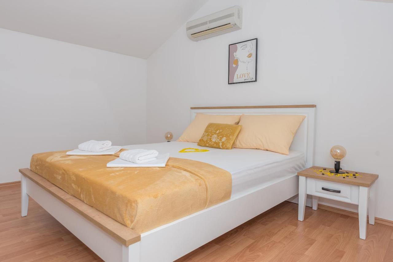 Deluxe 3 Bedroom Apartment With Sea View Baška Voda Exteriör bild