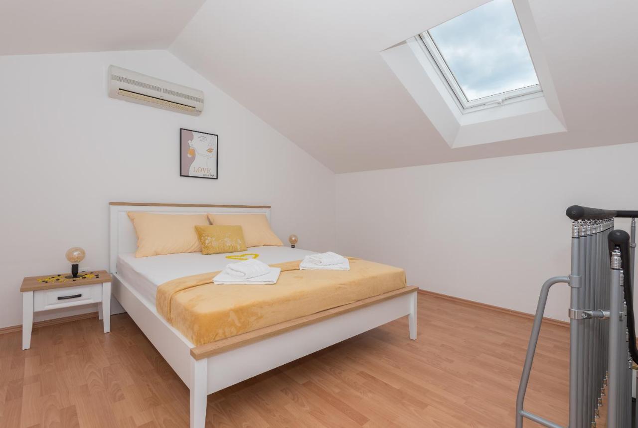 Deluxe 3 Bedroom Apartment With Sea View Baška Voda Exteriör bild