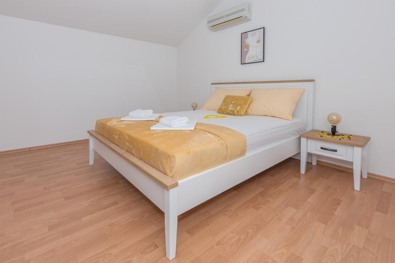 Deluxe 3 Bedroom Apartment With Sea View Baška Voda Exteriör bild